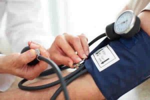 Quais as formas de monitorar a pressão alta no plano médico?